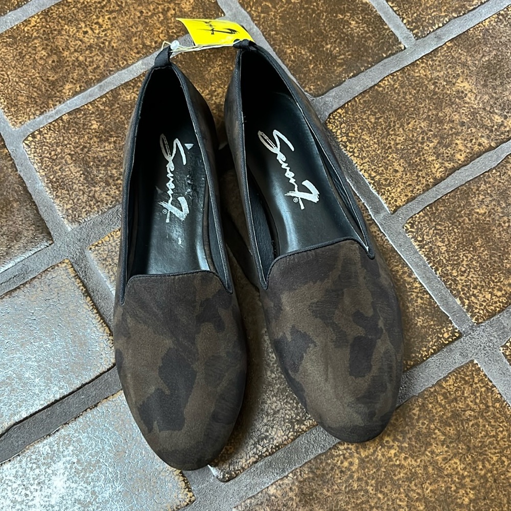 NWT Seven7 Dark Olive Green Camo Print Smoking Slipper Flats - Picture 1 of 8